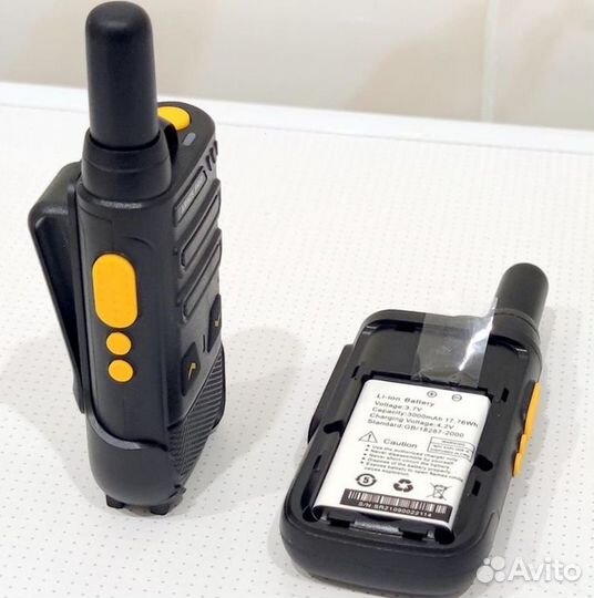 Радиостанция в комплекте с гарнитурой. Рация