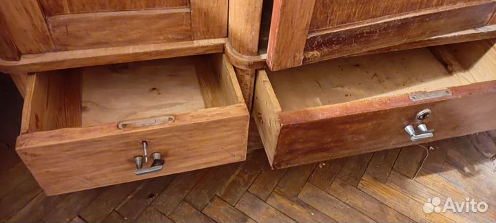 Антикварный платяной шкаф