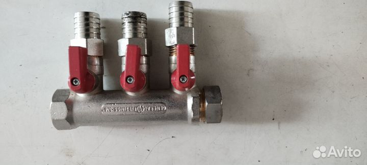 Коллектор с отсекающими шаровыми кранами 3 выхода
