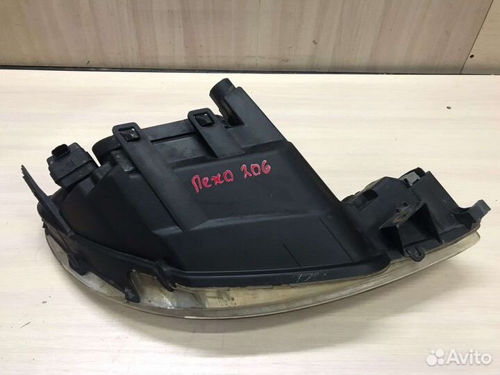 Фара левая Peugeot 206