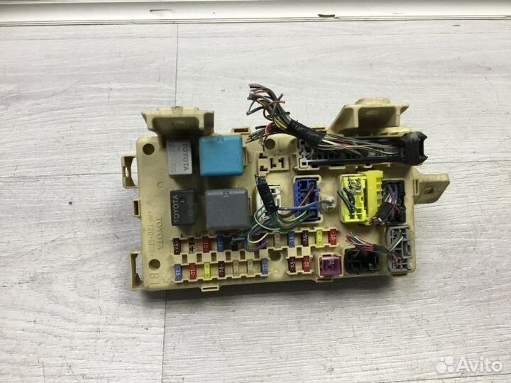 Блок предохранителей Toyota Avensis 2 2005