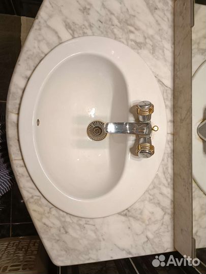 Раковина в ванную с зеркалом и подсветкой