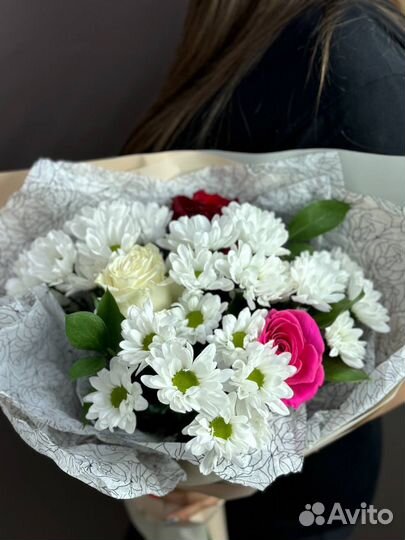 Сборный букет из кустовых хризантем и микса роз S