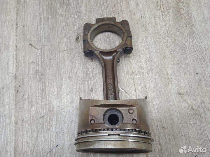 Поршень с шатуном Mitsubishi Pajero L141G 6G72