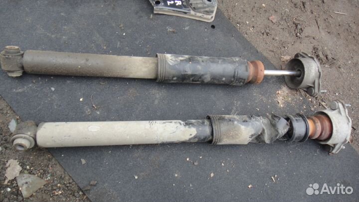 Задние амортизаторы (стойки) на Mercedes 212