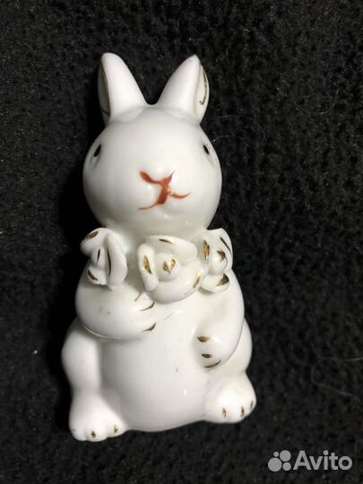 Фигурка фарфоровая 