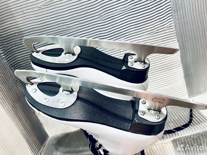 Коньки женские 37-36 в подарок Сумка и чехлы