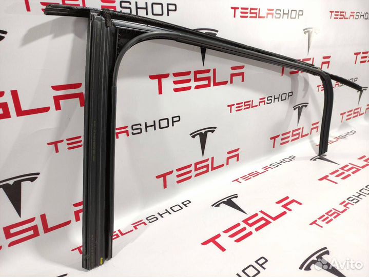 Уплотнитель стекла двери задний правый Tesla