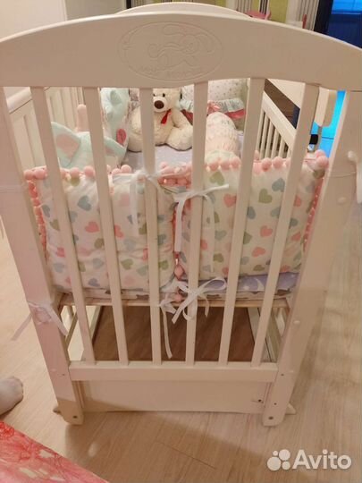 Детская кроватка с маятником и ящиком