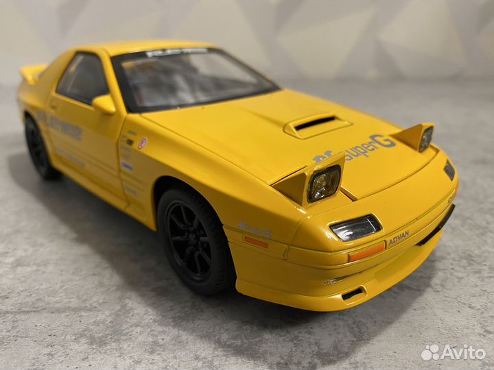 Металлическая модель машинки mazda rs 7. Желтая