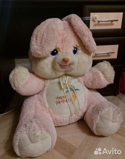Большой плюшевый заяц