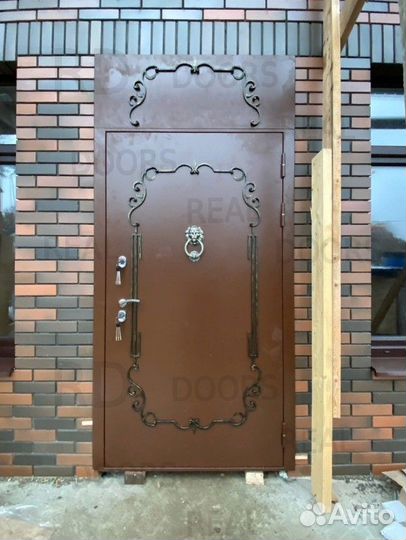 Металлическая входная дверь с верхней накладкой