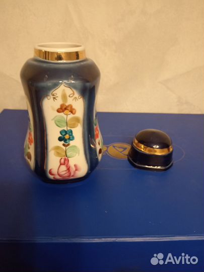 Фарфоровая чайница