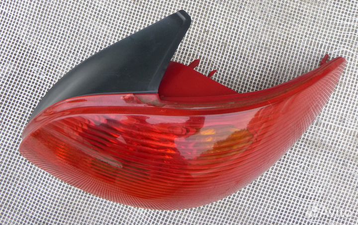 Пежо 206 фонарь задний правый на хэтчбек