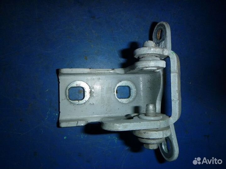 Петля двери передней правой верхняя opel insignia