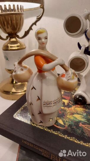 Статуэтки и чашки Голова разные