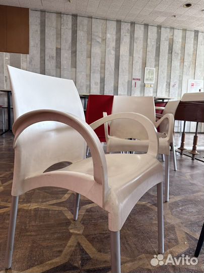 Стол и стулья