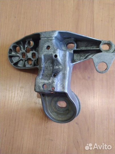 Кронштейн опоры двигателя передний левый