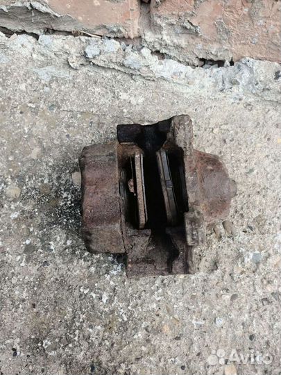 Суппорт тормозной задний Mercedes Benz w208