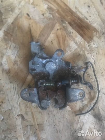 Замок багажника задний Toyota Sprinter Trueno