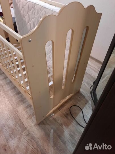 Детская кроватка с маятником