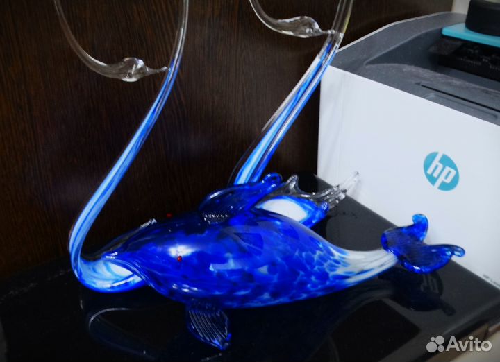 Лебеди с дельфином