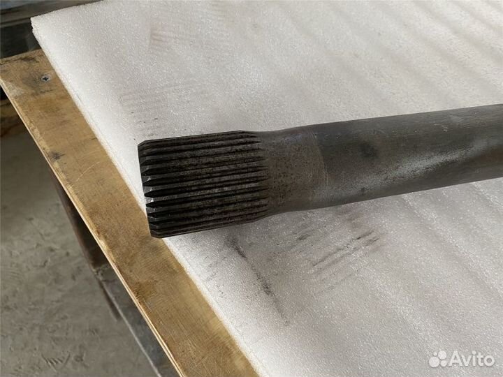 Полуось левая заднего моста MCY13 Sitrak