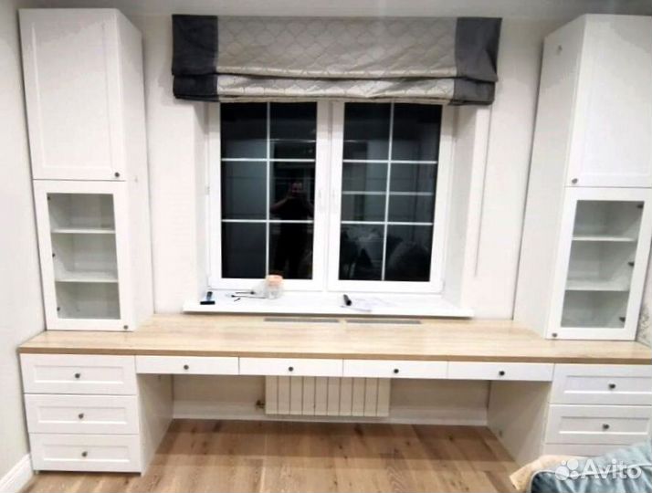 Стол у окна, рабочее место и шкафы под заказ