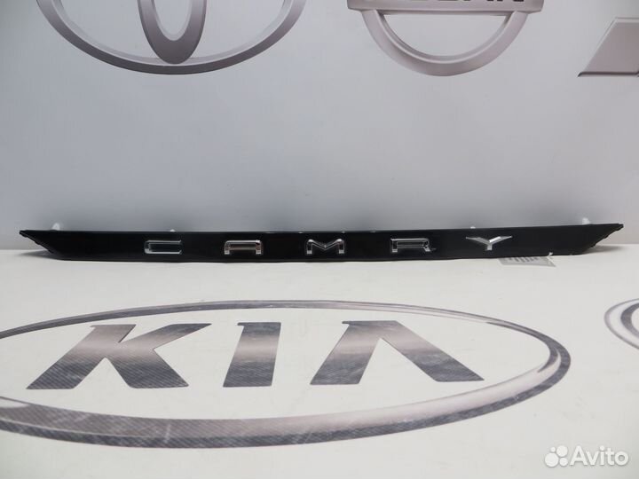Накладка крышки багажника Toyota Camry V70