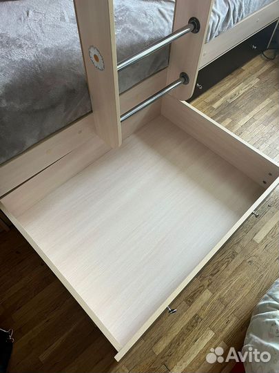 Двухъярусная кровать, комплект мебели в спальню