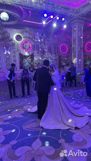 Свадебное платье со шлейфом