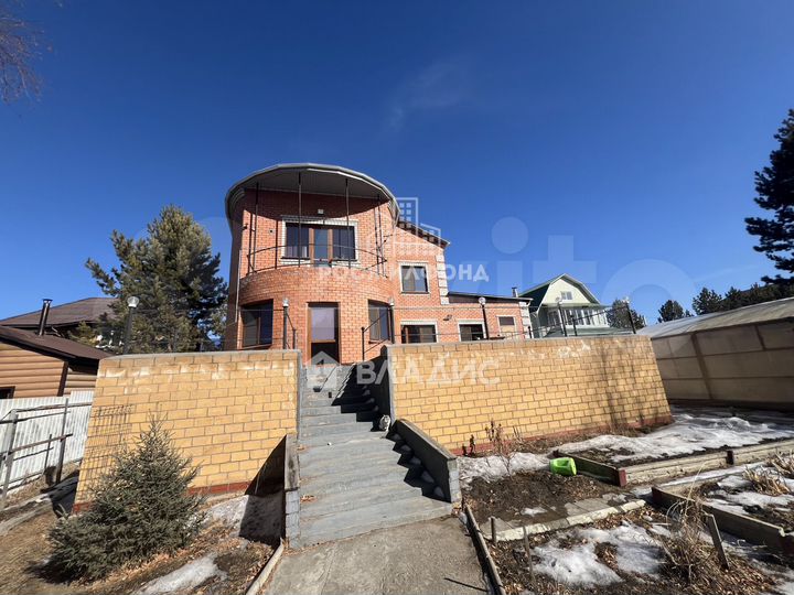 Дом 554,1 м² на участке 12,6 сот.