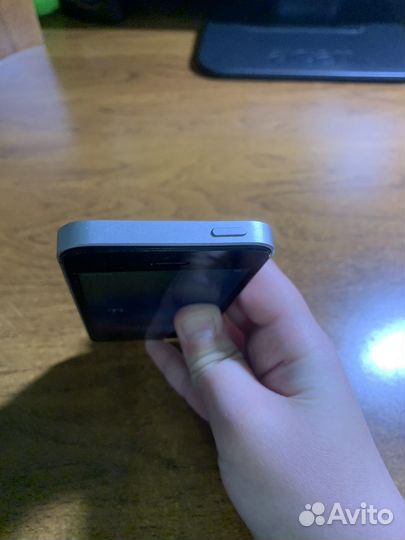 iPhone SE, 32 ГБ