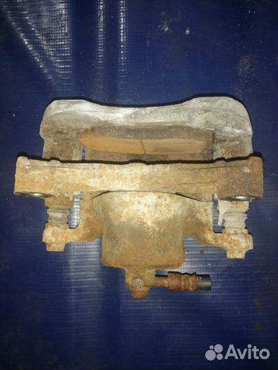 Суппорт передний левый Nissan Teana J32