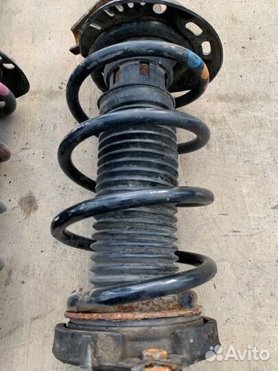 Стойка подвески передняя Volkswagen Jetta 5 2.0