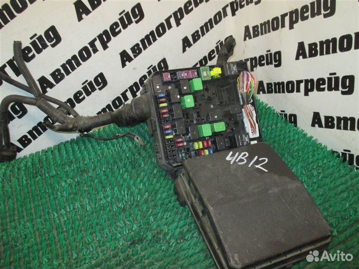 Блок предохранителей под капот Mitsubishi