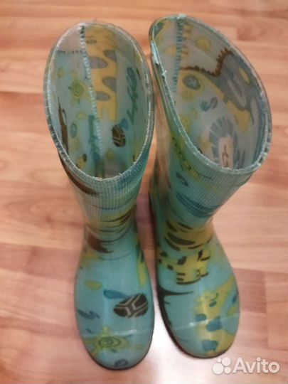 Детские резиновые сапоги и кроссовки много