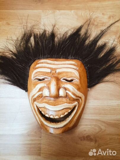 Маски африканские и барабан