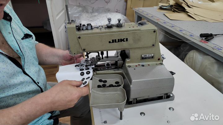 Пуговичная машина Juki MB 373 Б/У со столом