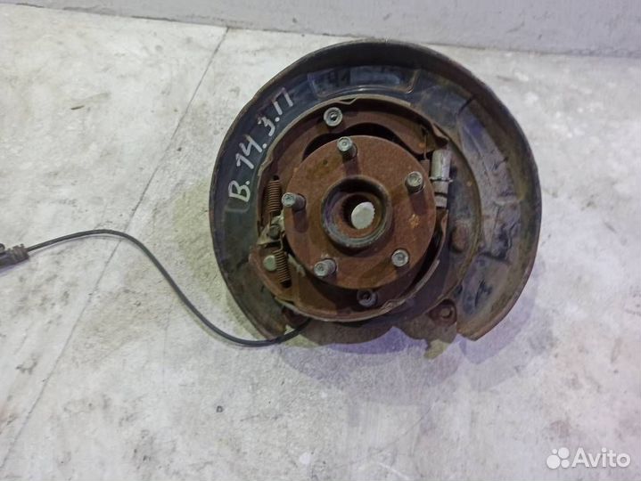 Кулак задний правый Субару