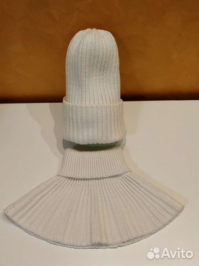 Шапка и манишка теплый набор в подарк