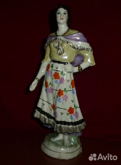 Фарфор Цыганка стоящая Земфира 25 см Дулево 1953 г