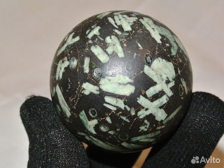 Шар из натурального камня. Красивая горная порода