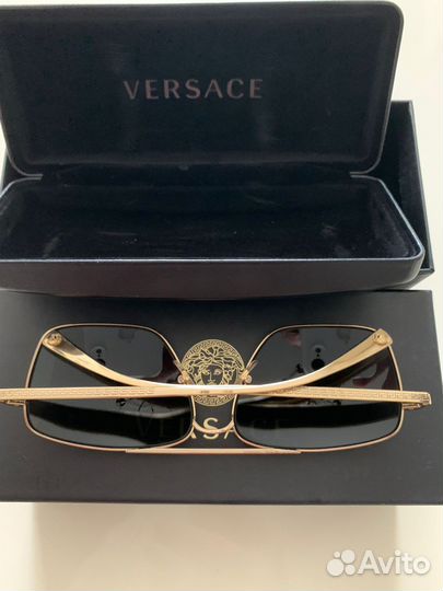 Солнцезащитные очки versace