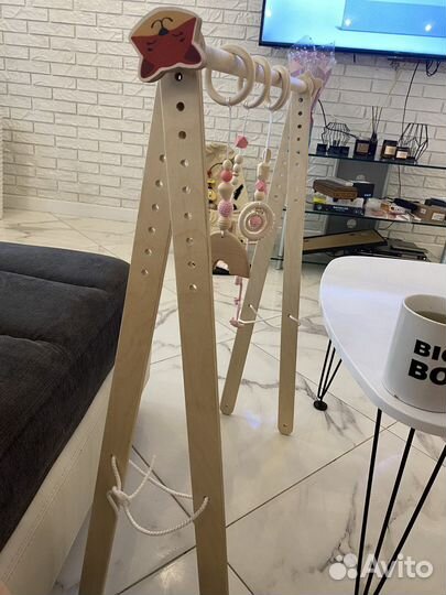 Деревянная стойка Монтессори для игрушек и мобилей