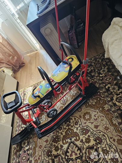 Детский снегокат с ручкой и колесами