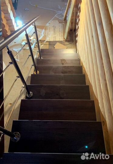 Лестница на металлокаркасе открытого типа