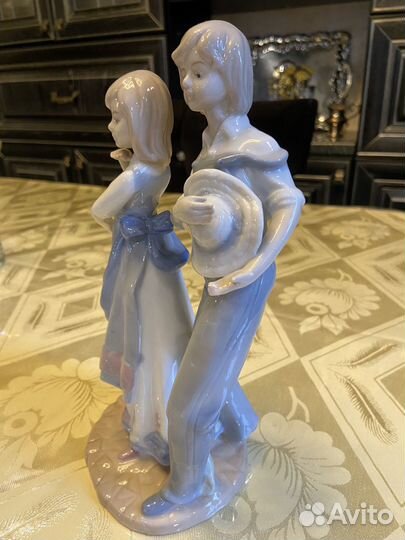 Статуэтка фарфор