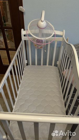 Детская кроватка с маятником