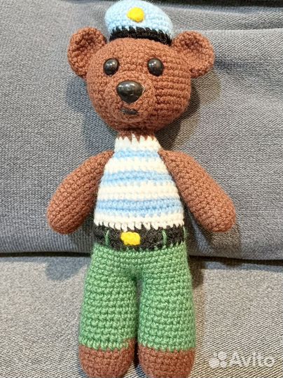 Вязаная игрушка мишка-десантник вдв